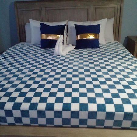 Czar'S Citadel-2 Bedroom Apt 23E At Columbus Heights Очо Риос Екстериор снимка
