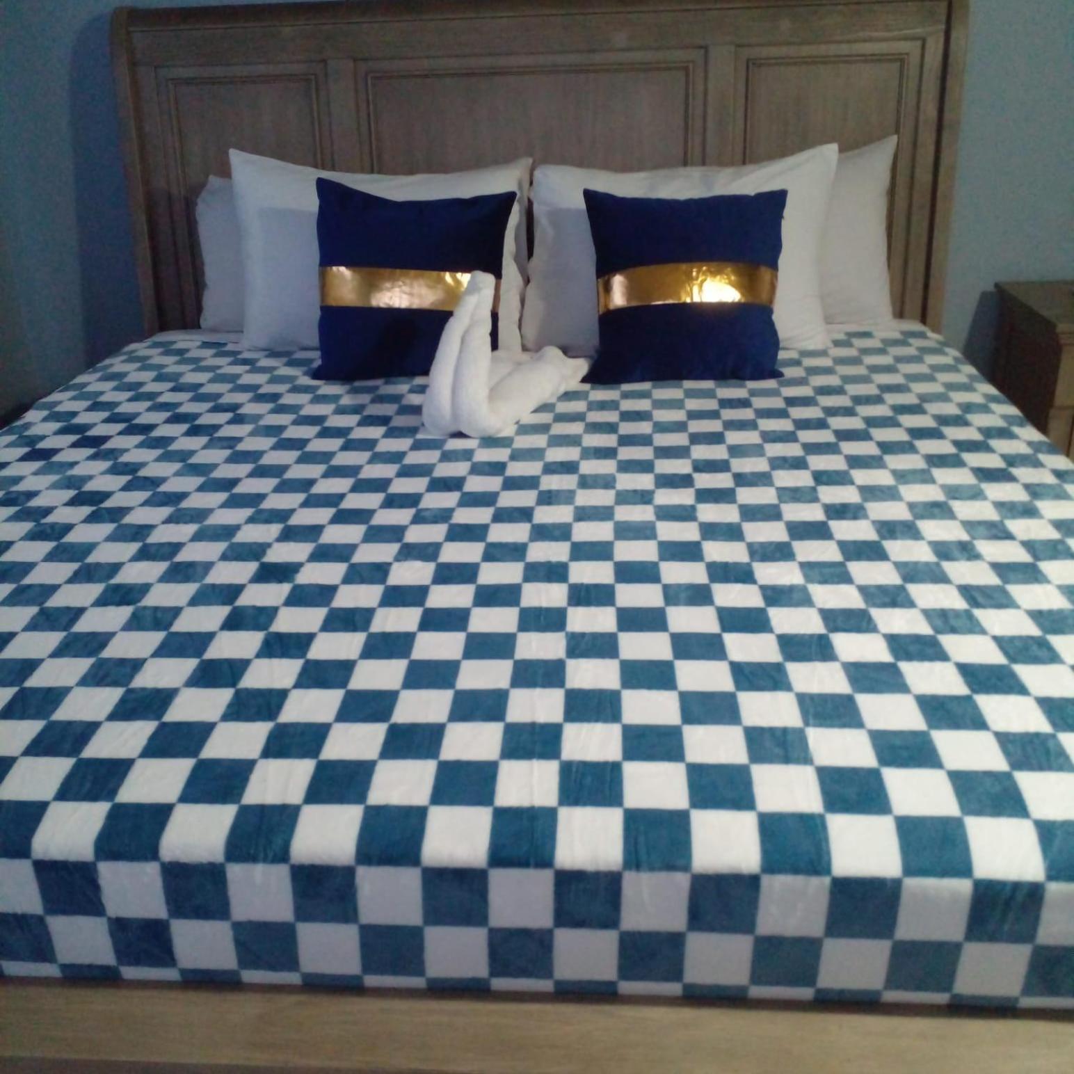 Czar'S Citadel-2 Bedroom Apt 23E At Columbus Heights Очо Риос Екстериор снимка